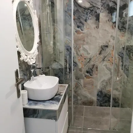 Sea Breeze Luxury شقة Vrasná